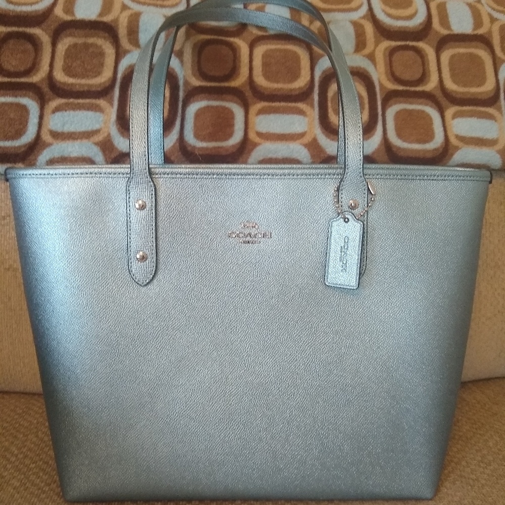 💙LBN Coach Metallic City Zip Tote💙